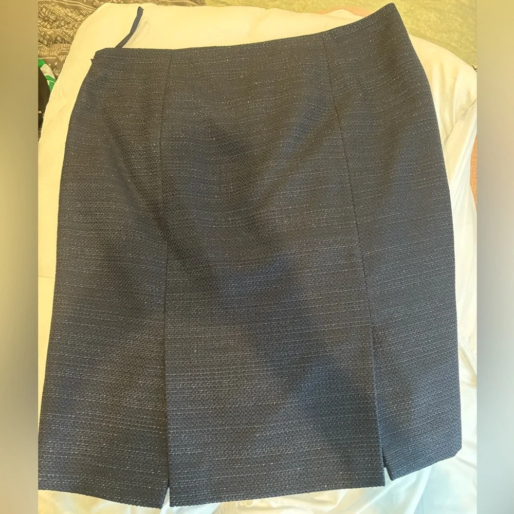 Beautiful navy two piece suit by Le Suit. Perfect condition, worn once. - Picture 7 of 9